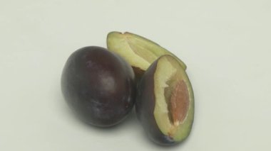 Olgun erikler güzelce sergilenir, içlerinden biri lezzetli iç kısımlarını vurgulamak için yarıya indirilir.