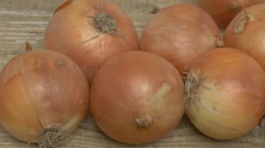 Bu yakın çekim görüntüsü taze, canlı soğanları gösteriyor. Pişirilmeye ve terbiye edilmeye tamamen hazır.