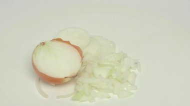 Ekranda taze dilimlenmiş soğan, hem yemek pişirmek hem de yemek pişirmek için ideal katmanlarını ortaya koyuyor.