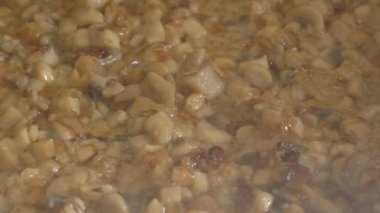 Tencerede kaynayan taze malzemelerin detaylı bir görüntüsü, canlı dokular ve renkler sergiliyor.