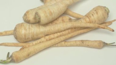 Bir demet taze yaban havucu, çok yönlü ve besleyici bir bitki kökü, pişirme ve pişirme için mükemmel..