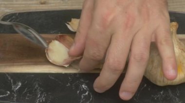 Çeşitli yemek ve yemek tarifleri için taze sarımsak karanfillerini etkin bir şekilde soymak için pratik bir yol.