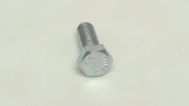 Hem karmaşık yapısını hem de eşsiz tasarım özelliklerini vurgulayan parlak metal bir cıvata hakkında ayrıntılı bir görünüm