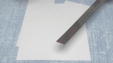 Bir cetvel, desenli arka plan, tasarım ve ofis temaları için ideal boş kağıt sayfaları üzerinde dinlenir.