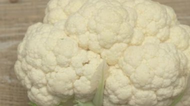 Taze bir karnabaharın detaylı bir yakın çekimi onun eşsiz ve çekici dokusunu ve rengini vurgular.