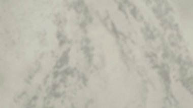 Etkileyici ve dinamik bir canlı kırmızı baloncuk gösterisi zarif dokulu bir arka planda güzel bir şekilde süzülüyor.