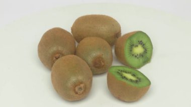 Canlı olgun kiwifruit grubu canlı yeşil etlerini ve kahverengi dış derilerini sergilediler.