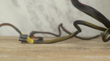 Bilgisayar güç kaynağı bağlantılarında kullanılan kabloların ayrıntılı görünümü, tasarımlarını ve renklerini gösterir.