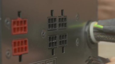 Farklı elektronik cihazlar için çeşitli güç kaynağı bağlantılarının ayrıntılı bir özeti, türlerini vurgulamak