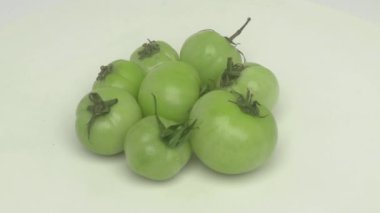 Canlı taze, olgun yeşil domates koleksiyonu, yemek pişirmek için ideal ve çok çeşitli lezzetli tarifler.