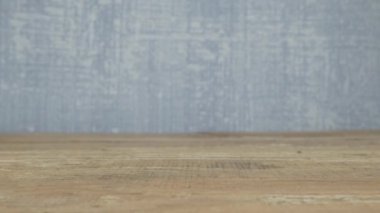 Canlı kırmızı ve sarı dikiş iplikleri kırsal ahşap bir yüzeye güzelce istiflenmiştir.