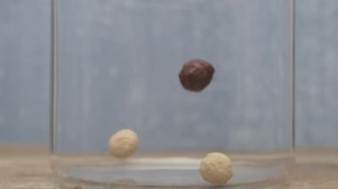 Lezzetli çikolata ve vanilyalı aperatif toplar güzel tasarlanmış cam bir kavanoza şelale gibi akıyor.