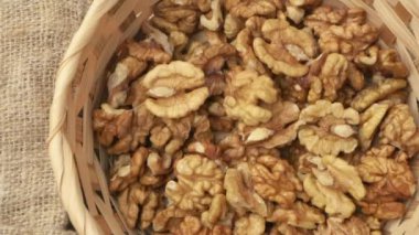 Taze, yüksek kalite cevizler güzel örülmüş bir sepette sergileniyor. Lezzetli ve besleyici atıştırmalıklar için mükemmel.