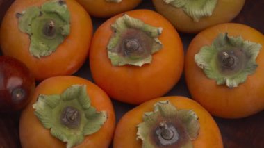 Canlı ve renkli hurmalardan oluşan çarpıcı bir koleksiyon. Zengin renklerini ve eşsiz şekillerini sergiliyorlar. Herkese hitap ediyorlar.