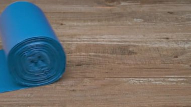 Yuvarlak mavi egzersiz paspası ahşap bir yüzey üzerinde dinleniyor. Bu da onu fitness aktiviteleri için ideal bir seçenek yapıyor.