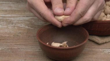 Çeşitli fıstıkları ayıran, zengin dokularını ve doğal güzelliklerini vurgulayan ellerin yakınlaşması.