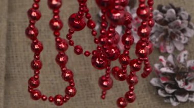 Bu kırmızı boncuklar çok güzel düzenlenmiş. Tatil süslemelerini ve yaratıcı el sanatlarını geliştirmek için mükemmel.