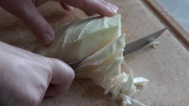 Lahana kesmek için pratik ve çekici bir yaklaşım. Salata ve yemek yapmak için mükemmel.