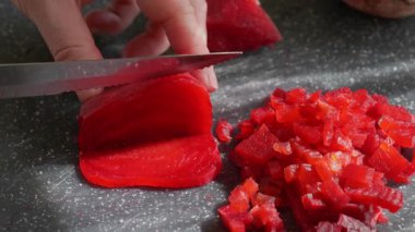 Lezzetli yemekler için titizlikle hazırlanmış, tam olarak dilimlenmiş kırmızı sebzelerin yakından görüntüsü.