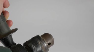 Bitleri etkili bir şekilde değiştirmek için güvenli teknikler içeren bir matkap kullanmanın temel yönlerini anlayın