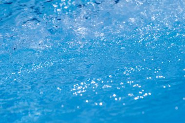 Güzel, sakin bir manzara. Parıldayan dalgalar, zarifçe sükuneti ve doğanın saf güzelliğini yakalıyor.