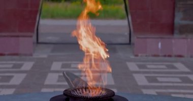 Metal ocaktan güçlü bir ateş alevi çıkıyor. Bilinmeyen askerin mezarındaki ebedi alev anıtı yavaş hareket ediyor..