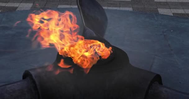 Egy Erős Tűzláng Közelsége Kiég Egy Fémégetőből Örök Tűz Lassú — Stock videók