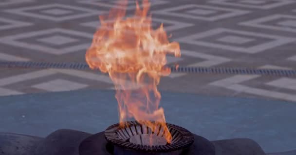 Gros Plan Une Forte Flamme Feu Brûle Dans Brûleur Métallique — Video