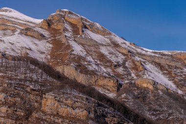 Güzel Dağ manzarası. Büyük Kuzey Kafkasya 'nın karla kaplı kış dağlarının panoramik manzarası. Elbrus, Yukarı Balkaria, Kabardino-Balkaria, Rusya.