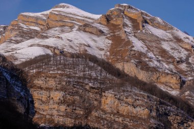 Güzel Dağ manzarası. Büyük Kuzey Kafkasya 'nın karla kaplı kış dağlarının panoramik manzarası. Elbrus, Yukarı Balkaria, Kabardino-Balkaria, Rusya.