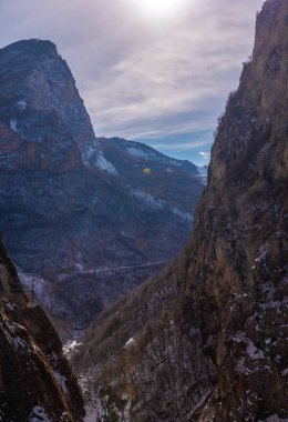 Güzel Dağ manzarası. Büyük Kuzey Kafkasya 'nın karla kaplı kış dağlarının panoramik manzarası. Elbrus, Yukarı Balkaria, Kabardino-Balkaria, Rusya.