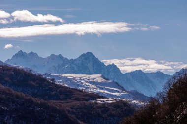 Güzel Dağ manzarası. Büyük Kuzey Kafkasya 'nın karla kaplı kış dağlarının panoramik manzarası. Elbrus, Yukarı Balkaria, Kabardino-Balkaria, Rusya.
