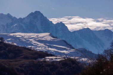 Güzel Dağ manzarası. Büyük Kuzey Kafkasya 'nın karla kaplı kış dağlarının panoramik manzarası. Elbrus, Yukarı Balkaria, Kabardino-Balkaria, Rusya.