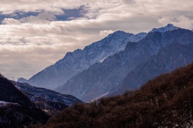 Güzel Dağ manzarası. Büyük Kuzey Kafkasya 'nın karla kaplı kış dağlarının panoramik manzarası. Elbrus, Yukarı Balkaria, Kabardino-Balkaria, Rusya.