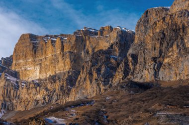 Güzel Dağ manzarası. Büyük Kuzey Kafkasya 'nın karla kaplı kış dağlarının panoramik manzarası. Elbrus, Yukarı Balkaria, Kabardino-Balkaria, Rusya.