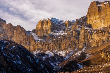 Güzel Dağ manzarası. Büyük Kuzey Kafkasya 'nın karla kaplı kış dağlarının panoramik manzarası. Elbrus, Yukarı Balkaria, Kabardino-Balkaria, Rusya.