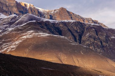 Güzel Dağ manzarası. Büyük Kuzey Kafkasya 'nın karla kaplı kış dağlarının panoramik manzarası. Elbrus, Yukarı Balkaria, Kabardino-Balkaria, Rusya.