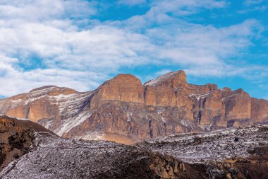 Güzel Dağ manzarası. Büyük Kuzey Kafkasya 'nın karla kaplı kış dağlarının panoramik manzarası. Elbrus, Yukarı Balkaria, Kabardino-Balkaria, Rusya.