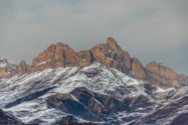 Güzel Dağ manzarası. Büyük Kuzey Kafkasya 'nın karla kaplı kış dağlarının panoramik manzarası. Elbrus, Yukarı Balkaria, Kabardino-Balkaria, Rusya.