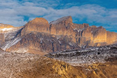 Güzel Dağ manzarası. Büyük Kuzey Kafkasya 'nın karla kaplı kış dağlarının panoramik manzarası. Elbrus, Yukarı Balkaria, Kabardino-Balkaria, Rusya.