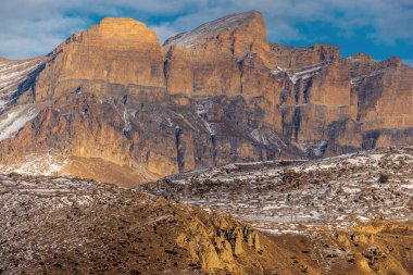 Güzel Dağ manzarası. Büyük Kuzey Kafkasya 'nın karla kaplı kış dağlarının panoramik manzarası. Elbrus, Yukarı Balkaria, Kabardino-Balkaria, Rusya.