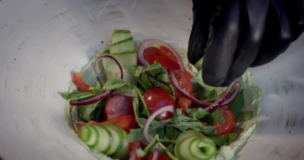 Fresh Salad Cucumbers Tomatoes Salad Lettuce Fresh Vegetable Close — Vídeo de Stock