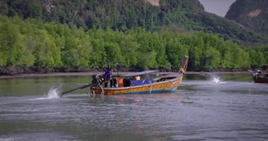 Phang Nga Körfezi Ulusal Deniz Parkı 'nın uzun kuyruklu teknesinden görüntüler..