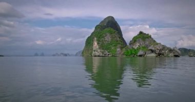 Phang Nga Körfezi Ulusal Deniz Parkı 'nın uzun kuyruklu teknesinden görüntüler..
