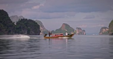 Phang Nga Körfezi Ulusal Deniz Parkı 'nın uzun kuyruklu teknesinden görüntüler..