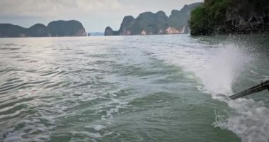 Phang Nga Körfezi Ulusal Deniz Parkı 'nın uzun kuyruklu teknesinden görüntüler..