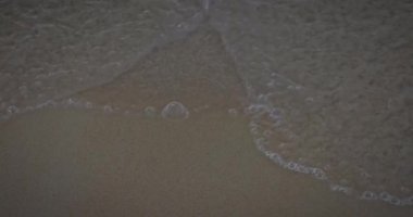 Okyanus Dalgası Kapanış Suyu. Okyanus dalgası yakın plan dikey çarpma dalgası kırılan su. Doğanın enerji gücü.