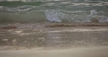 Okyanus Dalgası Kapanış Suyu. Okyanus dalgası yakın plan dikey çarpma dalgası kırılan su. Doğanın enerji gücü.