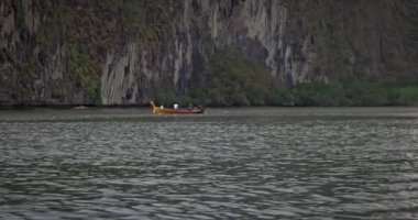 Phang Nga Körfezi Ulusal Deniz Parkı 'nın uzun kuyruklu teknesinden görüntüler..