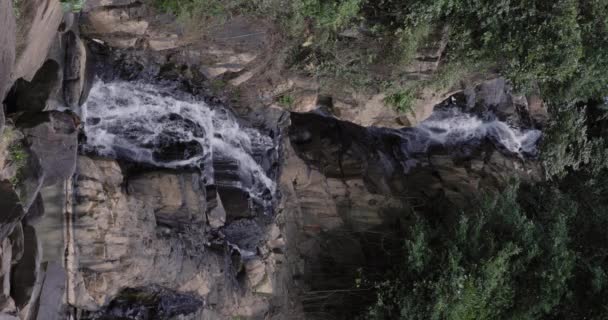 本尼扬瀑布小径座落在番茄省 泰国森林丛林中美丽瀑布和淡水湖翡翠池的景致 — 图库视频影像